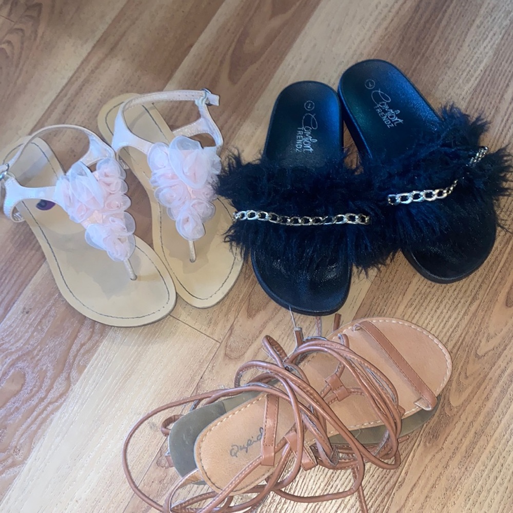 3 pairs of sandals! Good condition!